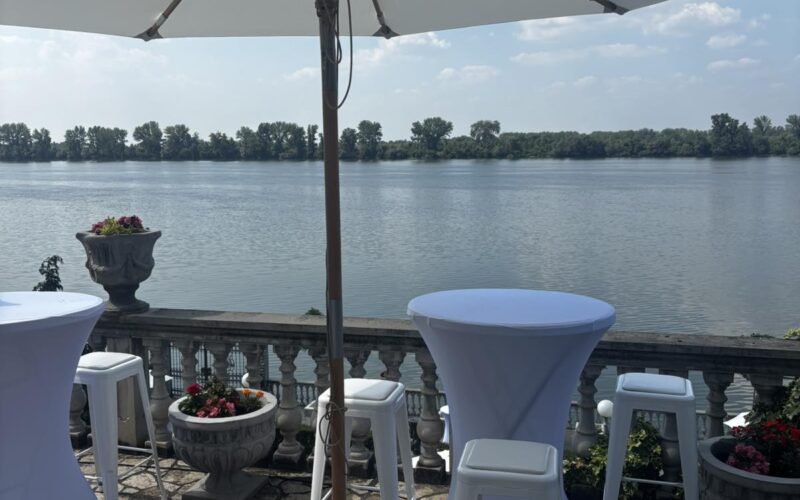 barske stolice i šank