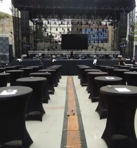 crni barski stolovi postavljeni za koncert