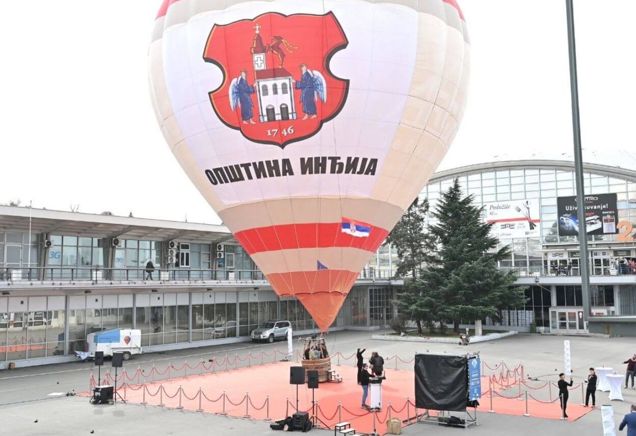 iznajmite crveni tepih i barijere